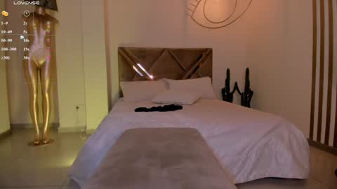 Danna Cruz  online show from 12.14.24