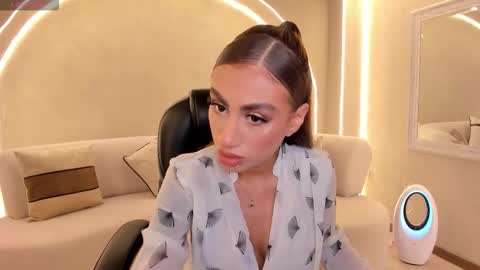 Danna Cruz  online show from 09.15.25