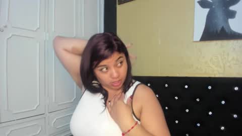 Snapshot of dannagarza chatting on 02.08.25 Danna Garza online show from 02.08.25