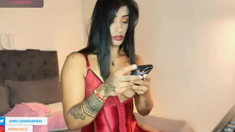 Snapshot of dannawells chatting on 10.12.25 Danna Wells online show from 10.12.25