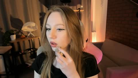 Snapshot of dariatate chatting on 03.22.26 Daria Tate online show from 03.22.26