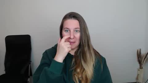 Snapshot of darklure_ chatting on 10.17.25 Anna online show from 10.17.25