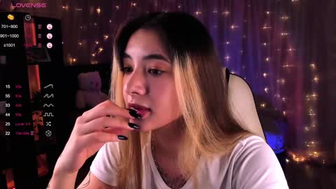 Snapshot of darlabelle chatting on 12.15.24 Belle online show from 12.15.24