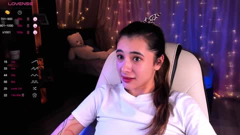 Snapshot of darlabelle chatting on 12.17.24 Belle online show from 12.17.24