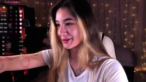 Snapshot of darlabelle chatting on 12.24.24 Belle online show from 12.24.24