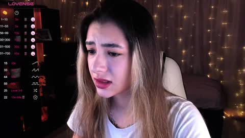 Snapshot of darlabelle chatting on 12.25.24 Belle online show from 12.25.24