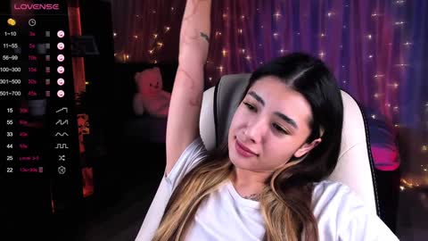 Snapshot of darlabelle chatting on 12.28.24 Belle online show from 12.28.24