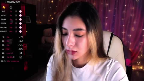 Snapshot of darlabelle chatting on 01.12.25 Belle online show from 01.12.25