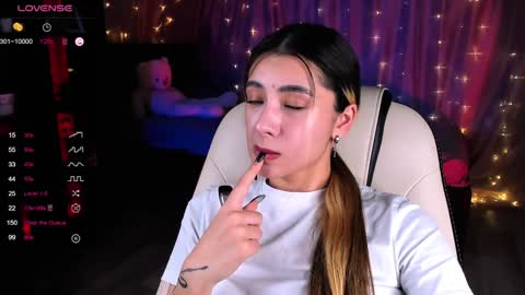 Snapshot of darlabelle chatting on 01.13.25 Belle online show from 01.13.25