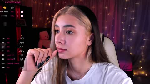 Snapshot of darlabelle chatting on 01.17.25 Belle online show from 01.17.25