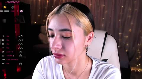 Snapshot of darlabelle chatting on 02.05.25 Belle online show from 02.05.25