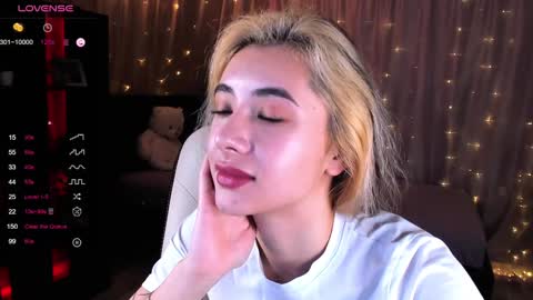 Snapshot of darlabelle chatting on 02.06.25 Belle online show from 02.06.25