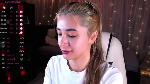 Snapshot of darlabelle chatting on 02.08.25 Belle online show from 02.08.25