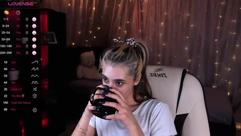 Snapshot of darlabelle chatting on 02.13.25 Belle online show from 02.13.25