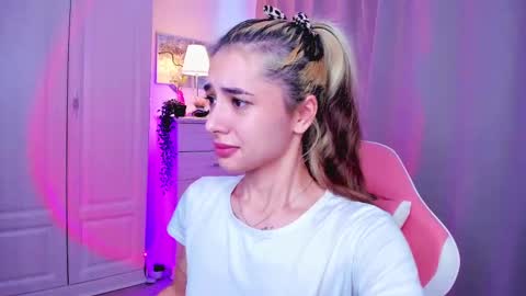 Snapshot of darlabelle chatting on 02.22.25 Belle online show from 02.22.25