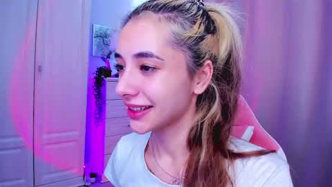 Snapshot of darlabelle chatting on 02.22.25 Belle online show from 02.22.25