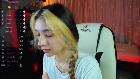 Snapshot of darlabelle chatting on 02.23.25 Belle online show from 02.23.25