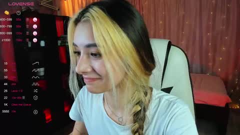 Snapshot of darlabelle chatting on 02.23.25 Belle online show from 02.23.25