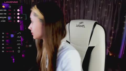 Snapshot of darlabelle chatting on 02.27.25 Belle online show from 02.27.25