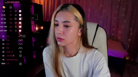 Snapshot of darlabelle chatting on 03.03.25 Belle online show from 03.03.25