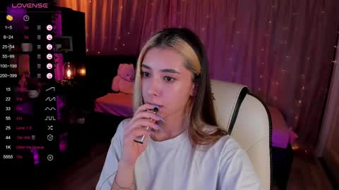 Snapshot of darlabelle chatting on 03.03.25 Belle online show from 03.03.25