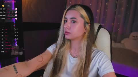 Snapshot of darlabelle chatting on 03.08.25 Belle online show from 03.08.25