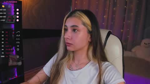 Snapshot of darlabelle chatting on 03.08.25 Belle online show from 03.08.25