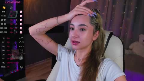 Snapshot of darlabelle chatting on 03.09.25 Belle online show from 03.09.25