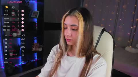 Snapshot of darlabelle chatting on 03.12.25 Belle online show from 03.12.25