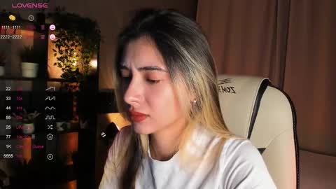 Snapshot of darlabelle chatting on 10.03.25 Belle online show from 10.03.25