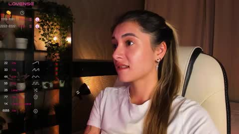 Snapshot of darlabelle chatting on 10.04.25 Belle online show from 10.04.25