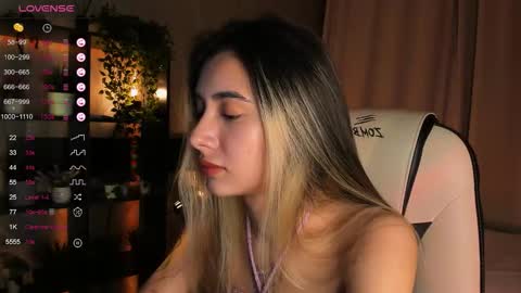 Snapshot of darlabelle chatting on 10.10.25 Belle online show from 10.10.25