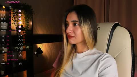 Snapshot of darlabelle chatting on 10.15.25 Belle online show from 10.15.25