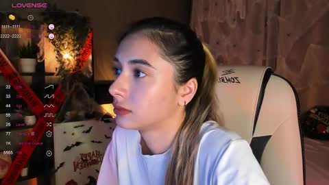 Snapshot of darlabelle chatting on 10.17.25 Belle online show from 10.17.25