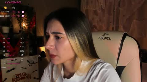 Snapshot of darlabelle chatting on 10.22.25 Belle online show from 10.22.25