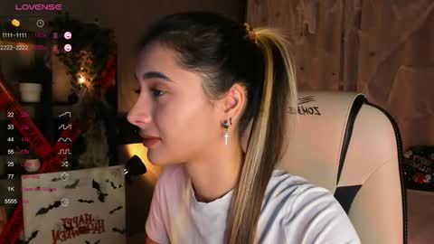 Snapshot of darlabelle chatting on 10.23.25 Belle online show from 10.23.25