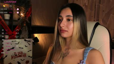 Snapshot of darlabelle chatting on 10.25.25 Belle online show from 10.25.25