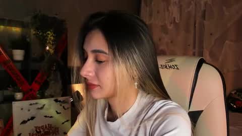 Snapshot of darlabelle chatting on 10.26.25 Belle online show from 10.26.25