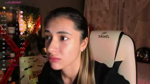 Snapshot of darlabelle chatting on 10.31.25 Belle online show from 10.31.25