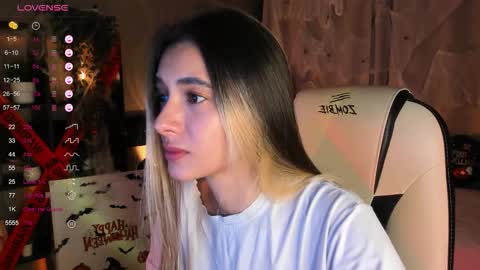 Snapshot of darlabelle chatting on 11.02.25 Belle online show from 11.02.25