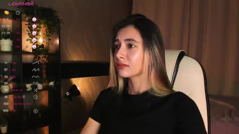 Snapshot of darlabelle chatting on 11.12.25 Belle online show from 11.12.25