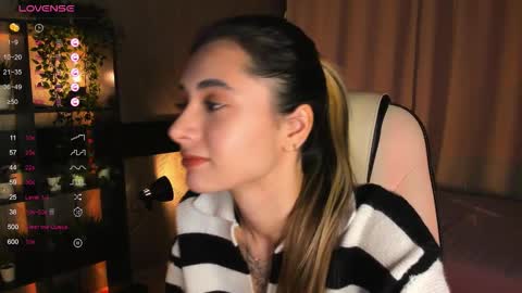 Snapshot of darlabelle chatting on 11.22.25 Belle online show from 11.22.25