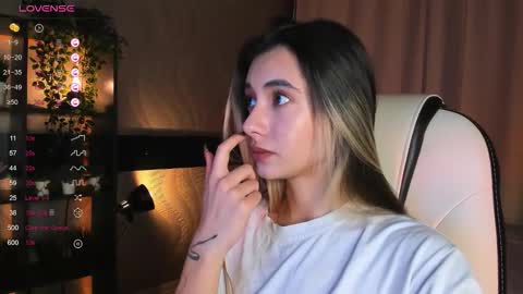 Snapshot of darlabelle chatting on 11.23.25 Belle online show from 11.23.25