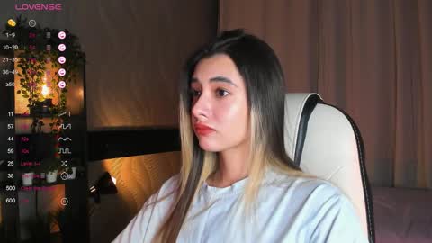 Snapshot of darlabelle chatting on 12.03.25 Belle online show from 12.03.25