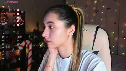 Snapshot of darlabelle chatting on 12.19.25 Belle online show from 12.19.25