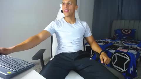 Snapshot of davisito7 chatting on 02.20.25 David Angel online show from 02.20.25