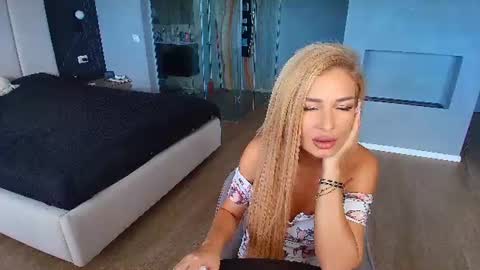 Snapshot of debralee chatting on 07.28.26 Monique online show from 07.28.26