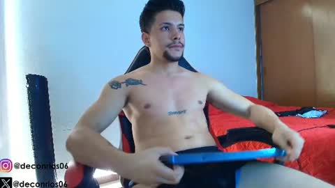 Snapshot of deconrios chatting on 06.26.26 Santiago online show from 06.26.26
