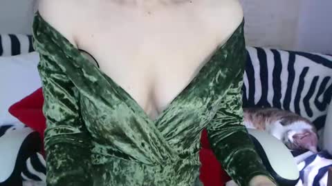 Snapshot of deessedivine chatting on 01.01.25 KamiDevi online show from 01.01.25