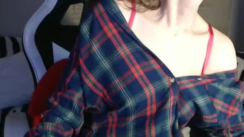 Snapshot of deessedivine chatting on 01.08.25 KamiDevi online show from 01.08.25